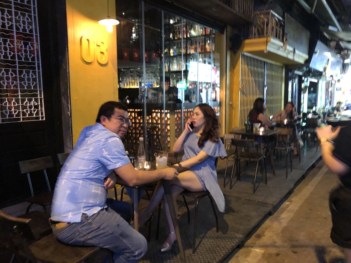 nighttime entertainment venues remain quiet in hanoi after re-opening picture 12