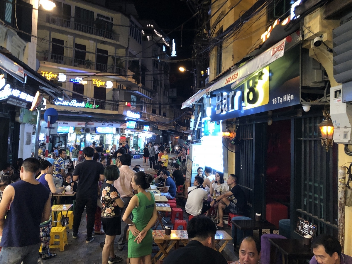 nighttime entertainment venues remain quiet in hanoi after re-opening picture 13