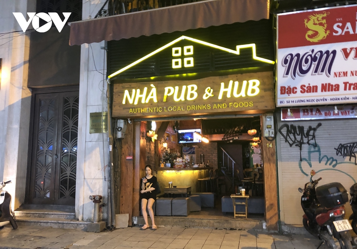 nighttime entertainment venues remain quiet in hanoi after re-opening picture 4