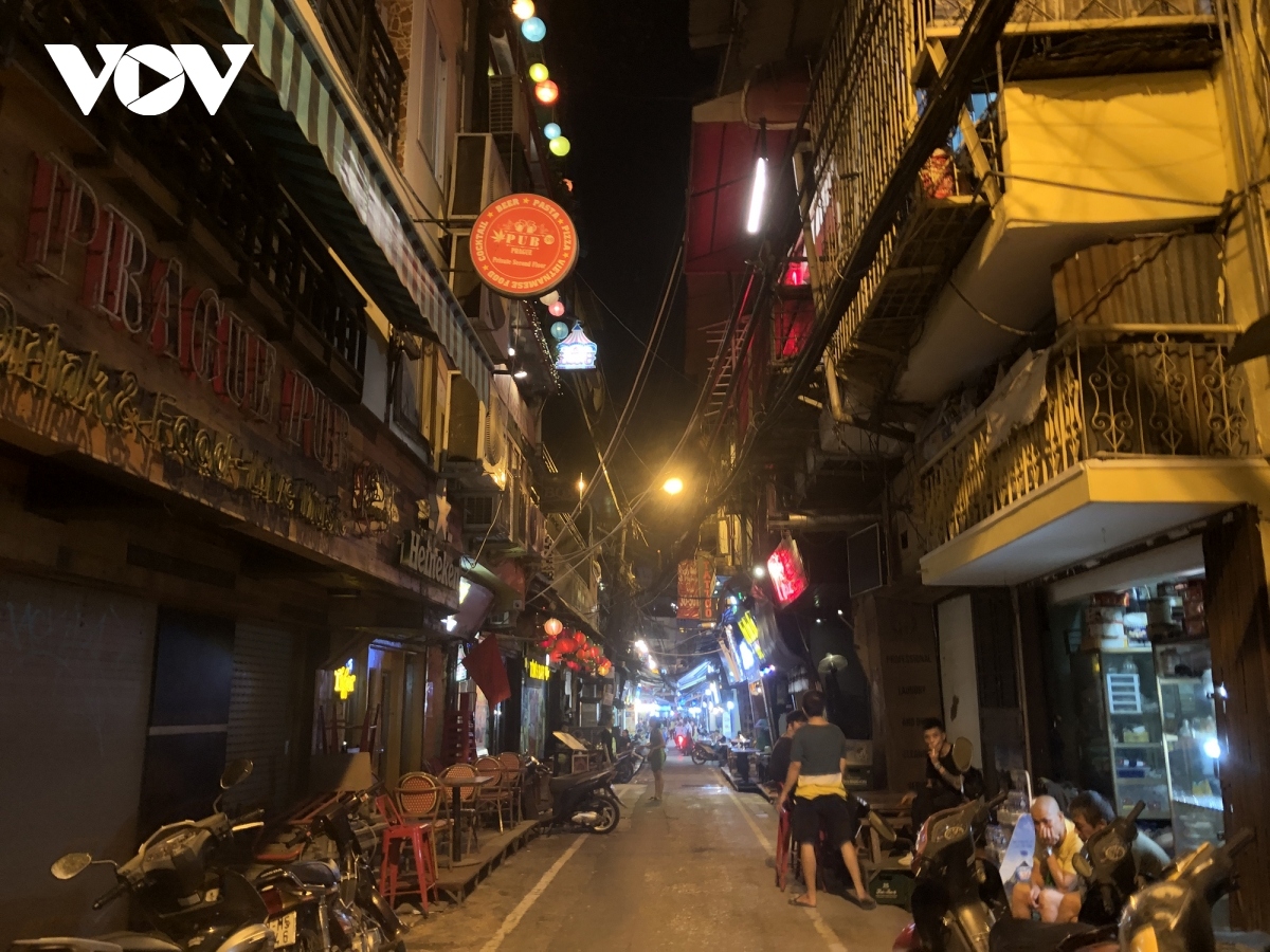 nighttime entertainment venues remain quiet in hanoi after re-opening picture 5