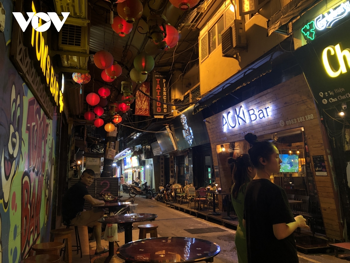 nighttime entertainment venues remain quiet in hanoi after re-opening picture 8