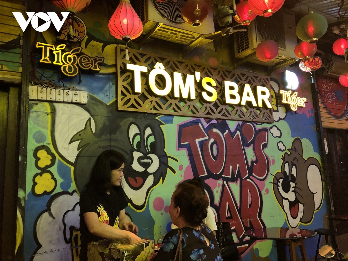 nighttime entertainment venues remain quiet in hanoi after re-opening picture 9