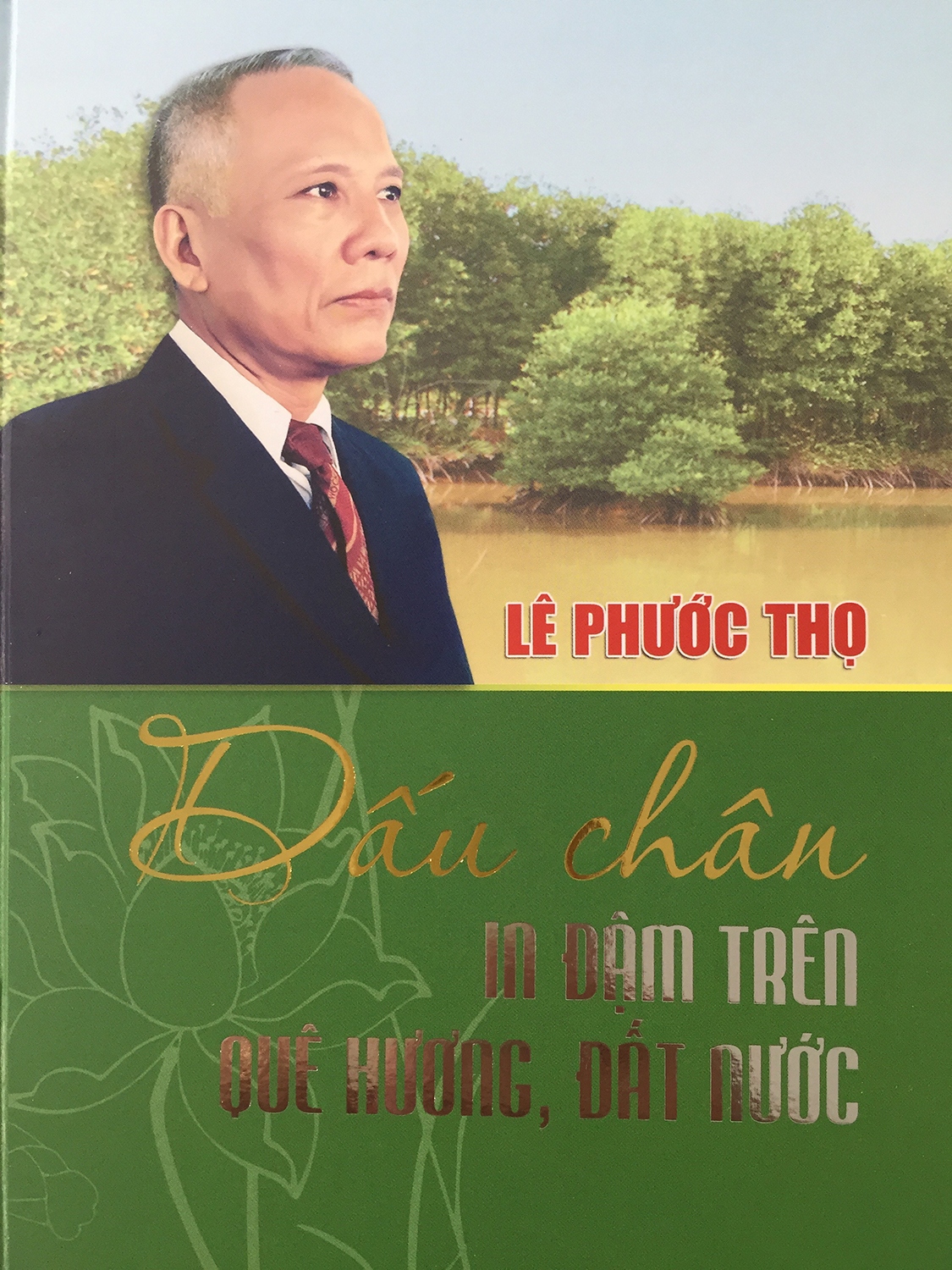 gioi thieu sach cua dong chi le phuoc tho - dau chan in dam tren quen huong, dat nuoc hinh anh 1