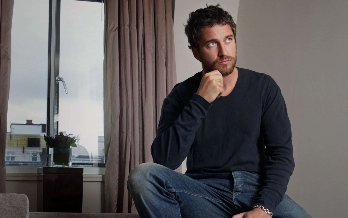 gerard butler tu ke trac tanguon to the glorious hero image 1