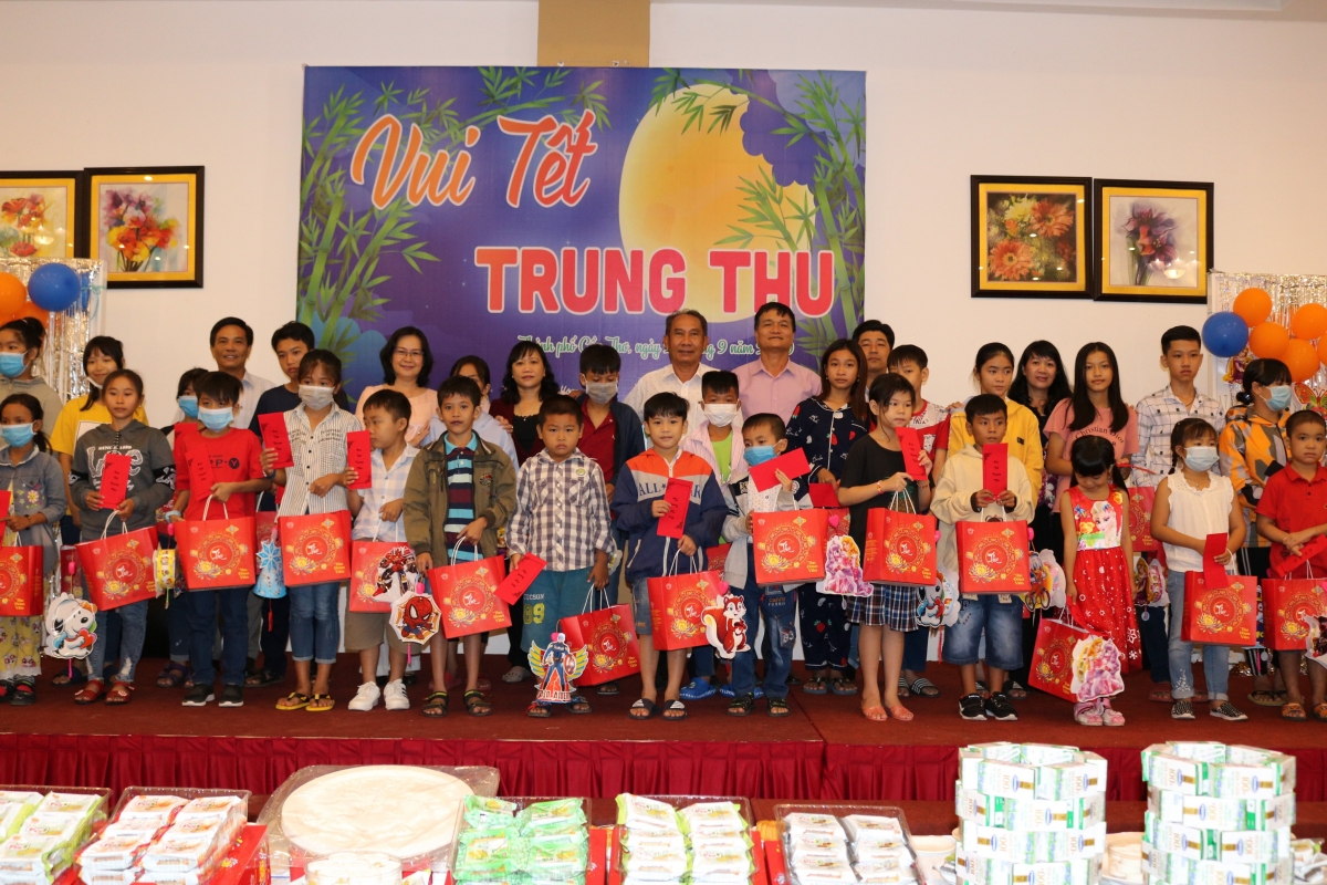 Trẻ em có hoàn cảnh đặc biệt khó khăn đón Trung thu sớm đầy ý nghĩa
