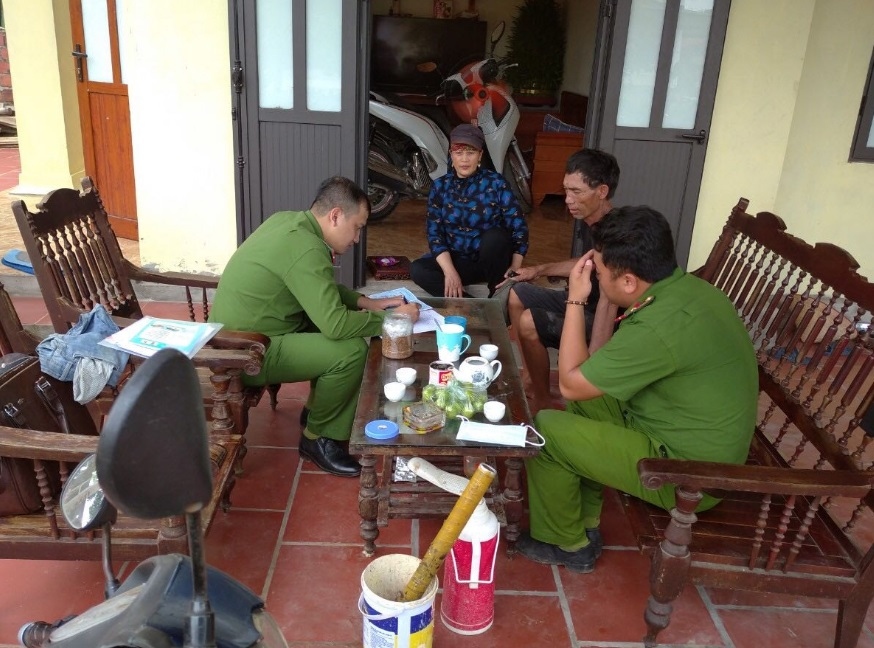 công an chính quy về xã bà con thấy yên tâm hơn hình ảnh 2 cong an chinh quy ve xa ba con thay yen tam hon hinh anh 2