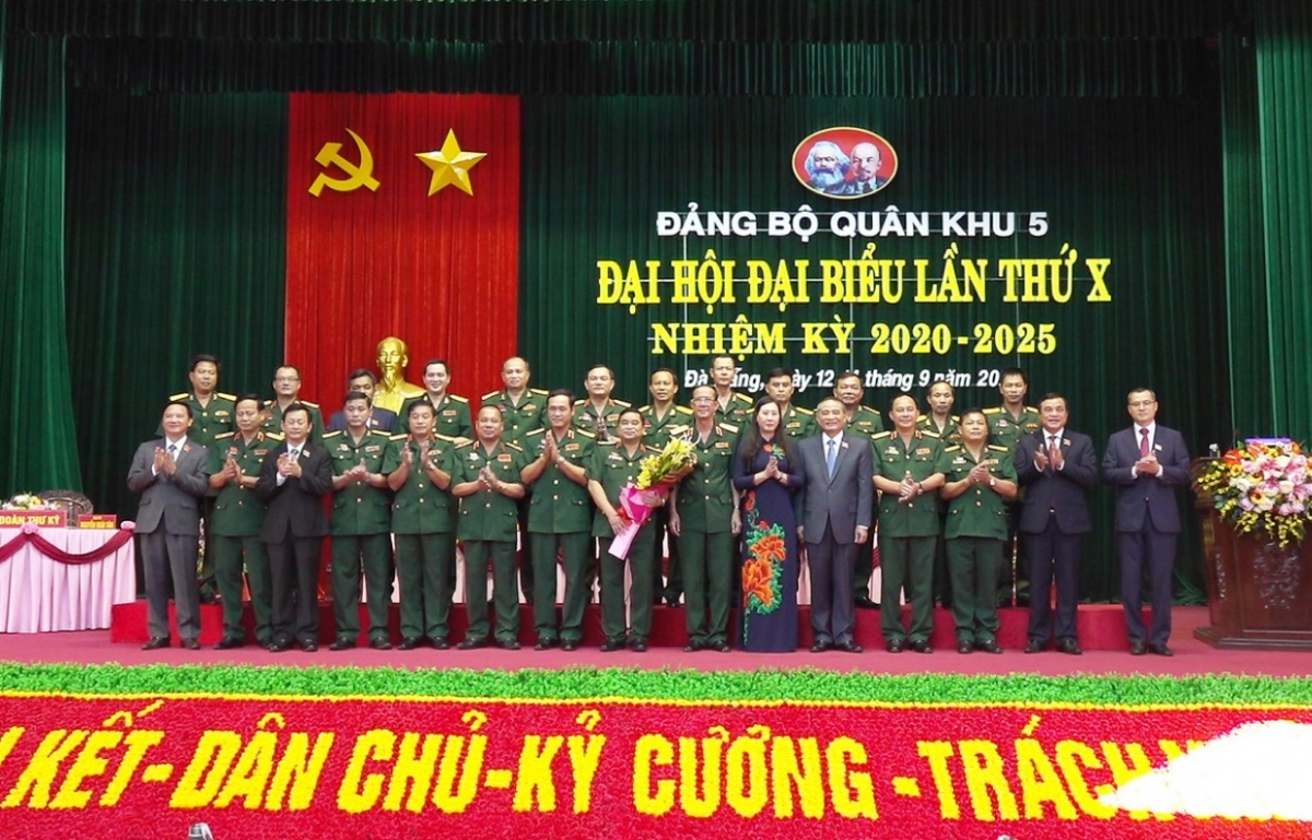 trung tuong trinh Dinh thach, chinh uy quan khu 5 tai dac cu bi thu Dang uy quan khu 5 hinh anh 1