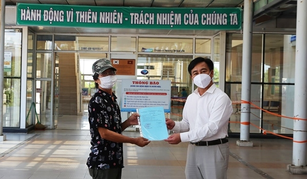 three more covid-19 patients receive discharge from quang nam hospital picture 1