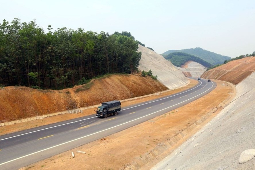 Đường cao tốc Bắc  Nam đoạn Nghi Sơn  Diễn Châu có 6 làn xe  Báo Nghệ An  điện tử
