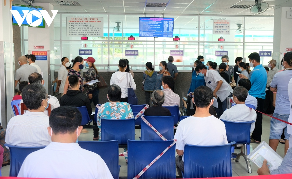 first day of re-opening sees crowds descend on da nang hospital picture 1