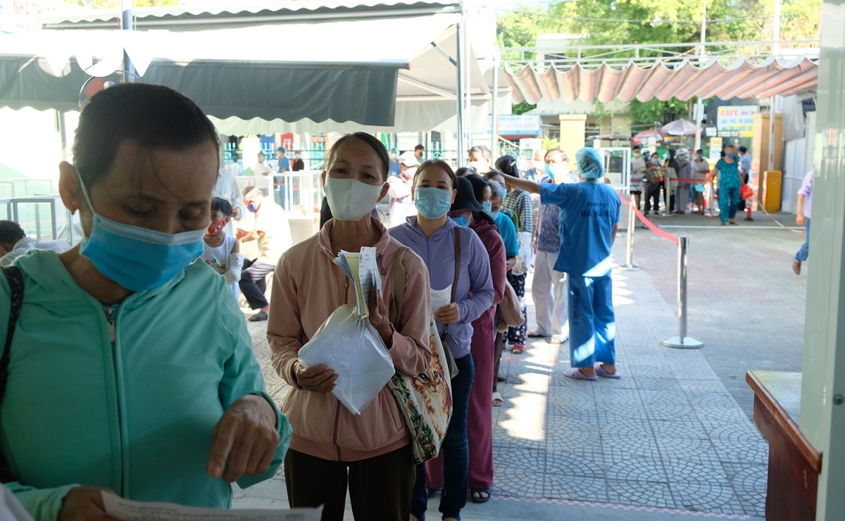 first day of re-opening sees crowds descend on da nang hospital picture 2
