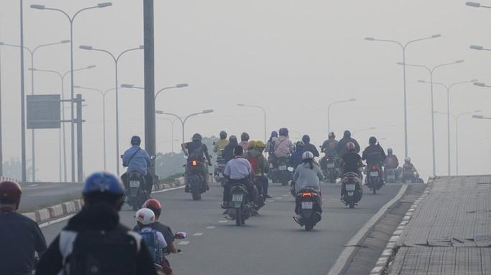 poor visibility hampers commuters as fog hits hcm city picture 3