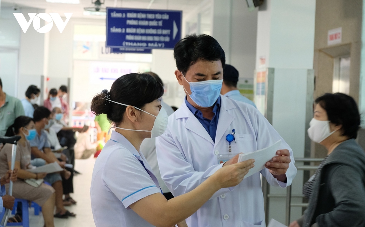 first day of re-opening sees crowds descend on da nang hospital picture 3