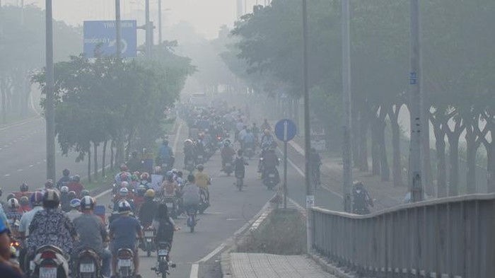 poor visibility hampers commuters as fog hits hcm city picture 4