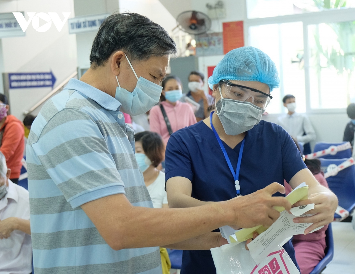 first day of re-opening sees crowds descend on da nang hospital picture 4