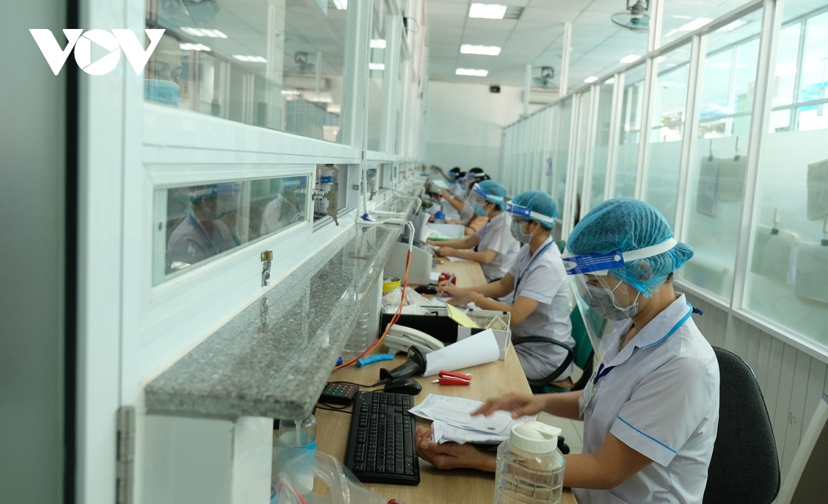 first day of re-opening sees crowds descend on da nang hospital picture 5