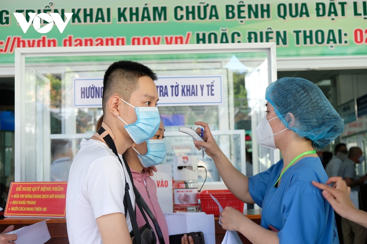 first day of re-opening sees crowds descend on da nang hospital picture 7