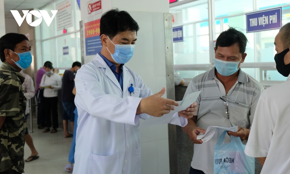first day of re-opening sees crowds descend on da nang hospital picture 8