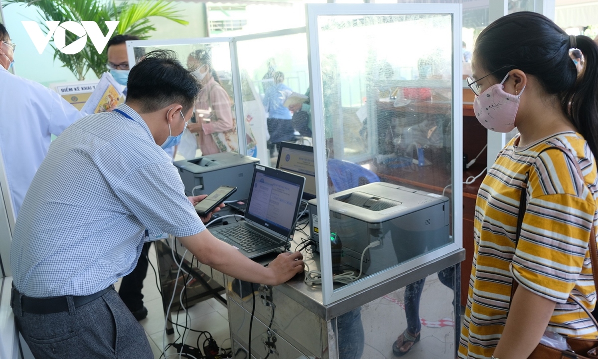 first day of re-opening sees crowds descend on da nang hospital picture 9