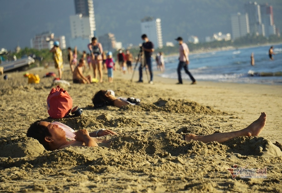 travel restrictions lifted, crowds flock to da nang beaches picture 10