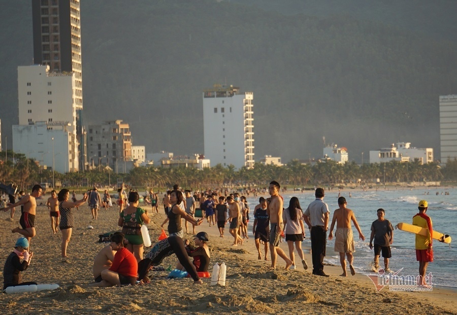 travel restrictions lifted, crowds flock to da nang beaches picture 2