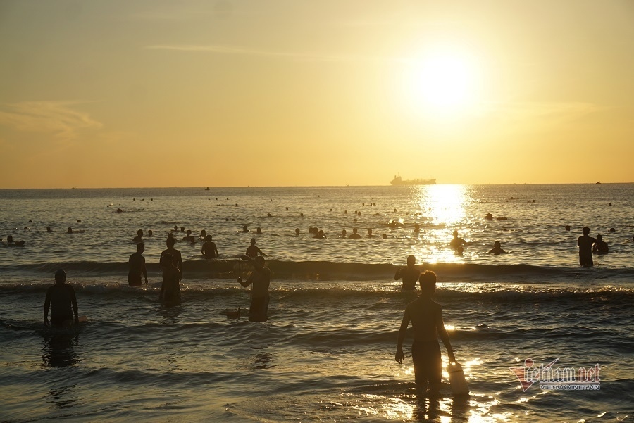 travel restrictions lifted, crowds flock to da nang beaches picture 3