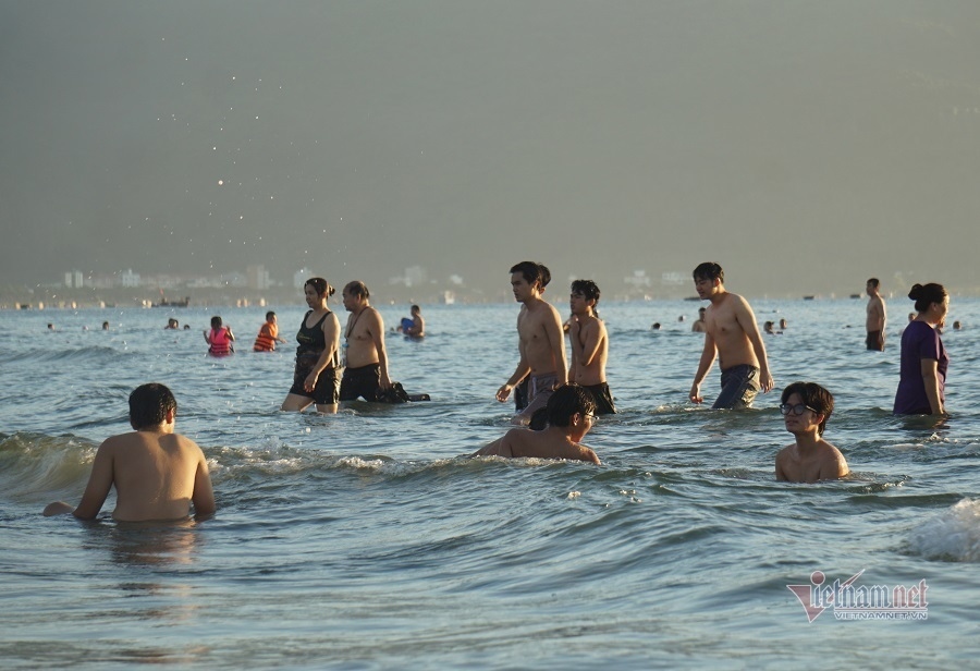 travel restrictions lifted, crowds flock to da nang beaches picture 4