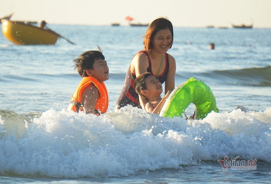 travel restrictions lifted, crowds flock to da nang beaches picture 5
