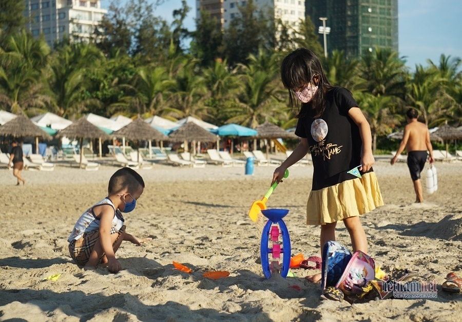 travel restrictions lifted, crowds flock to da nang beaches picture 6