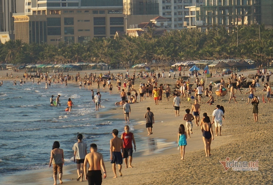 travel restrictions lifted, crowds flock to da nang beaches picture 7