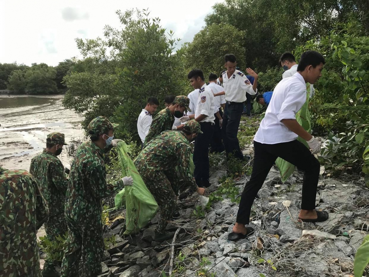 Kiên Giang chung tay dọn dẹp vệ sinh môi trường biển