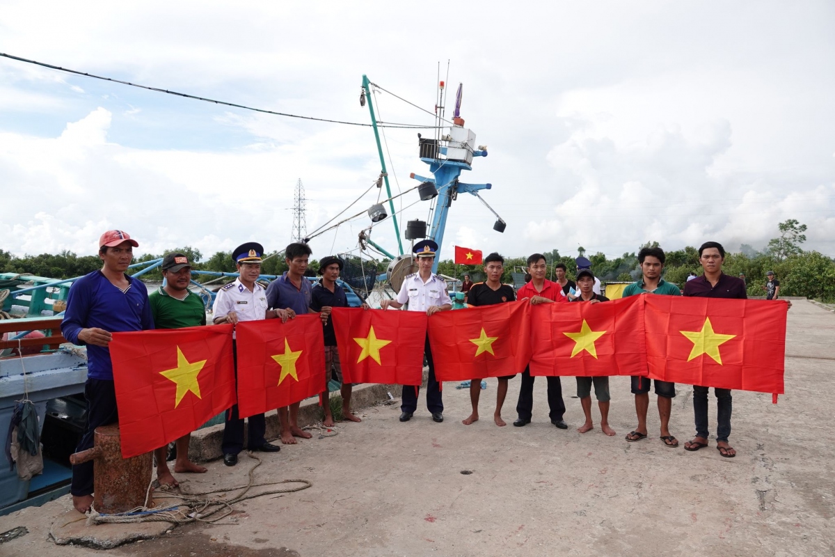 kien giang chung tay don dep ve sinh moi truong bien hinh anh 2