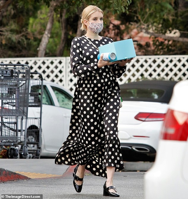 emma roberts om bung bau lon ra pho di dao hinh anh 4