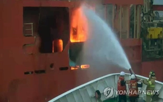 fire breaks out on vessel in rok waters with 10 vietnamese on board picture 1