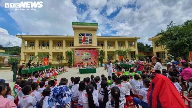 border guards help poor children celebrate mid-autumn festival picture 1