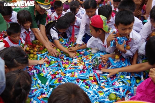 border guards help poor children celebrate mid-autumn festival picture 2