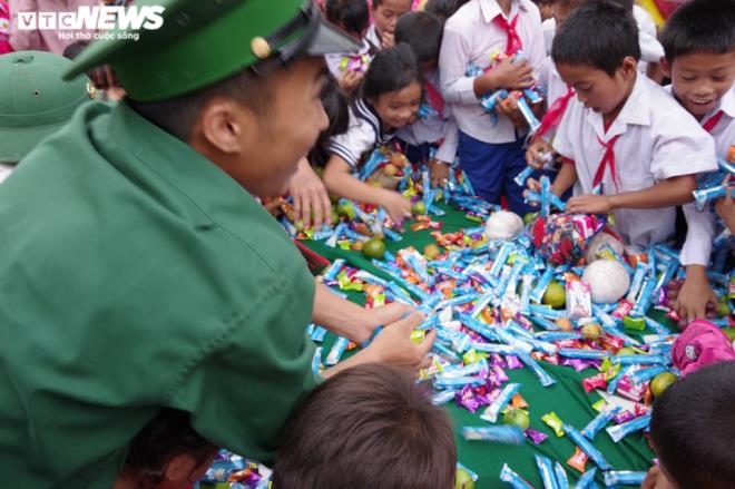 border guards help poor children celebrate mid-autumn festival picture 3