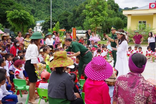 border guards help poor children celebrate mid-autumn festival picture 4