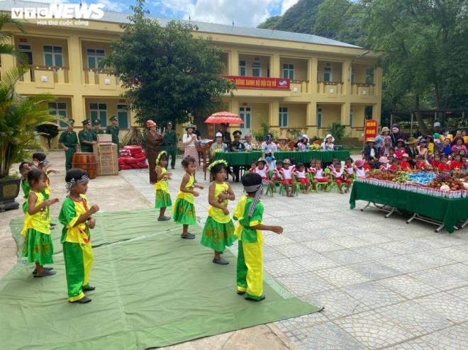 border guards help poor children celebrate mid-autumn festival picture 5