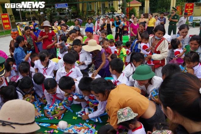 border guards help poor children celebrate mid-autumn festival picture 6