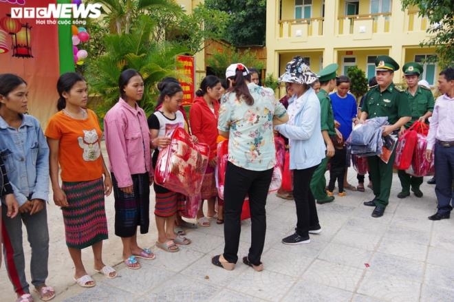 border guards help poor children celebrate mid-autumn festival picture 7