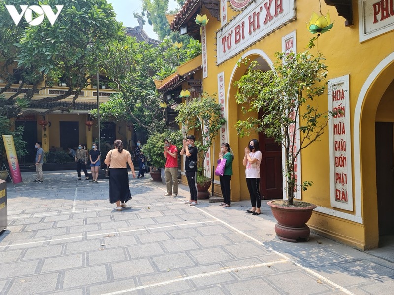 hanoi pagodas uncrowded during buddhist festival picture 2