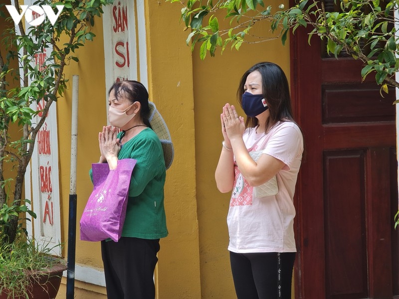 hanoi pagodas uncrowded during buddhist festival picture 3