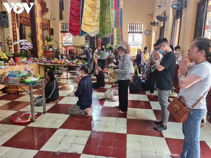 hanoi pagodas uncrowded during buddhist festival picture 4