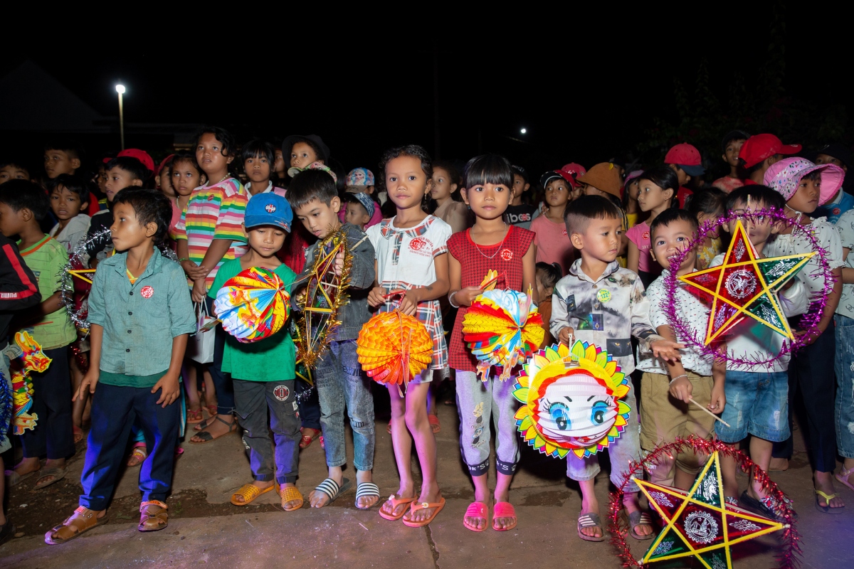 hoa hau h hen nie, khanh van dien trang phuc Ede, vui tet trung thu cung tre em buon lang hinh anh 5