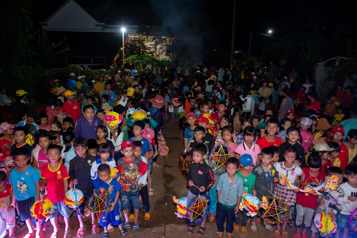 hoa hau h hen nie, khanh van dien trang phuc Ede, vui tet trung thu cung tre em buon lang hinh anh 4