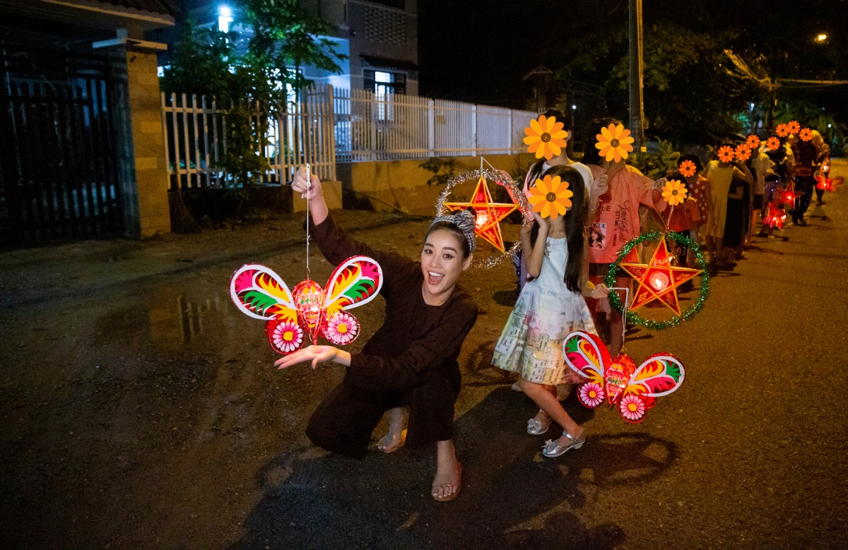 hoa hau khanh van dong vai chu cuoi, vui trung thu cung tre em gai bi xam hai hinh anh 9