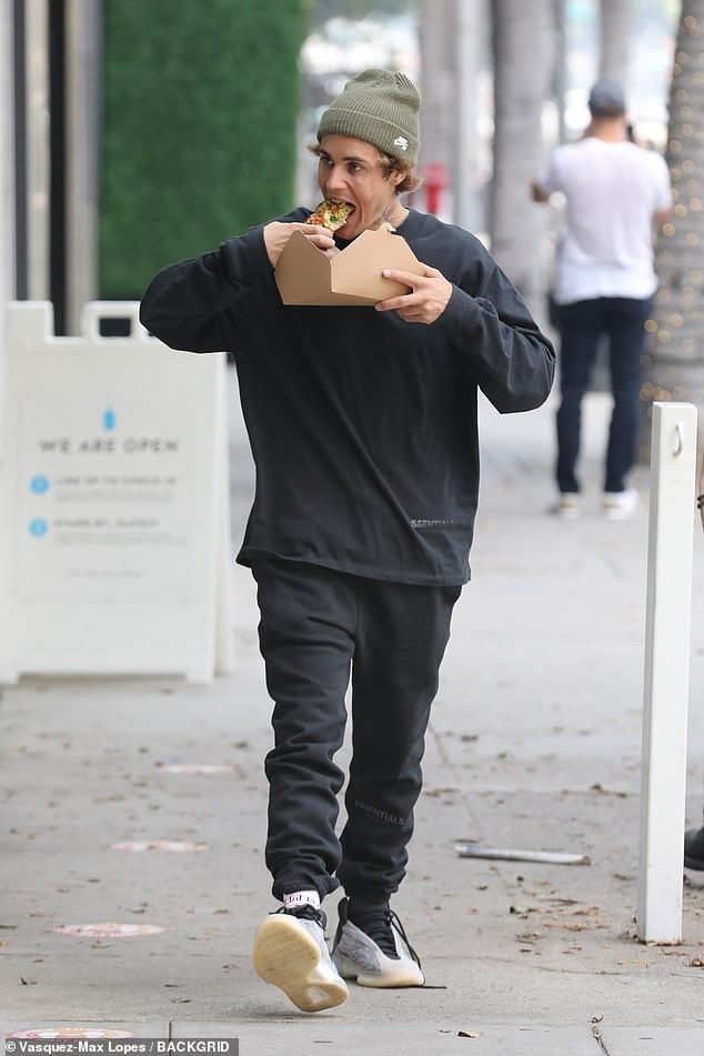 justin bieber than nhien an pizza khi di dao bo tren pho o beverly hills hinh anh 1