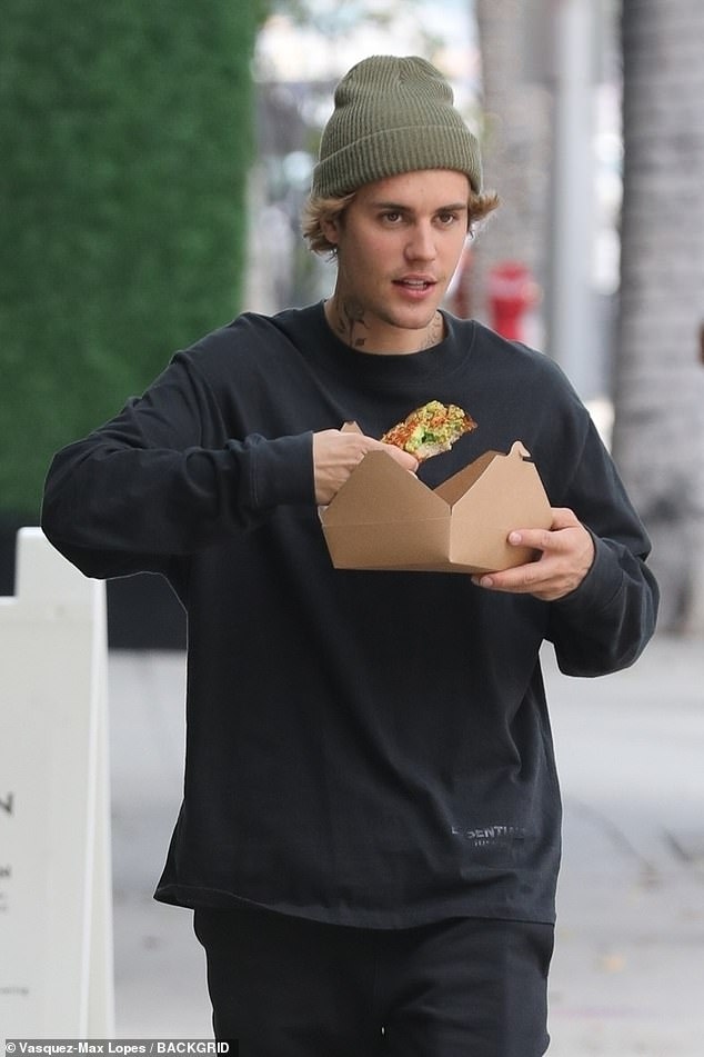 justin bieber than nhien an pizza khi di dao bo tren pho o beverly hills hinh anh 2