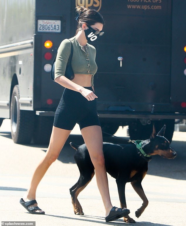 kendall jenner mac croptop pho hinh the nong bong dat cun cung di dao pho hinh anh 2